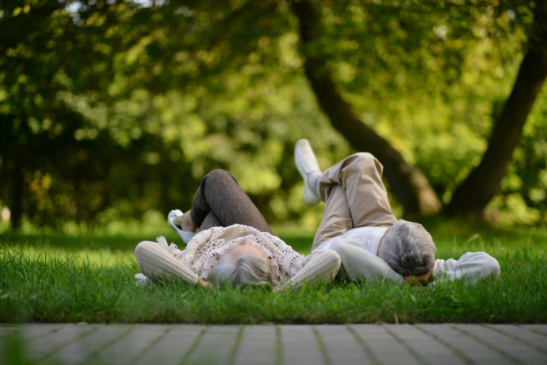 Seniorenpaar ruht im Park aus